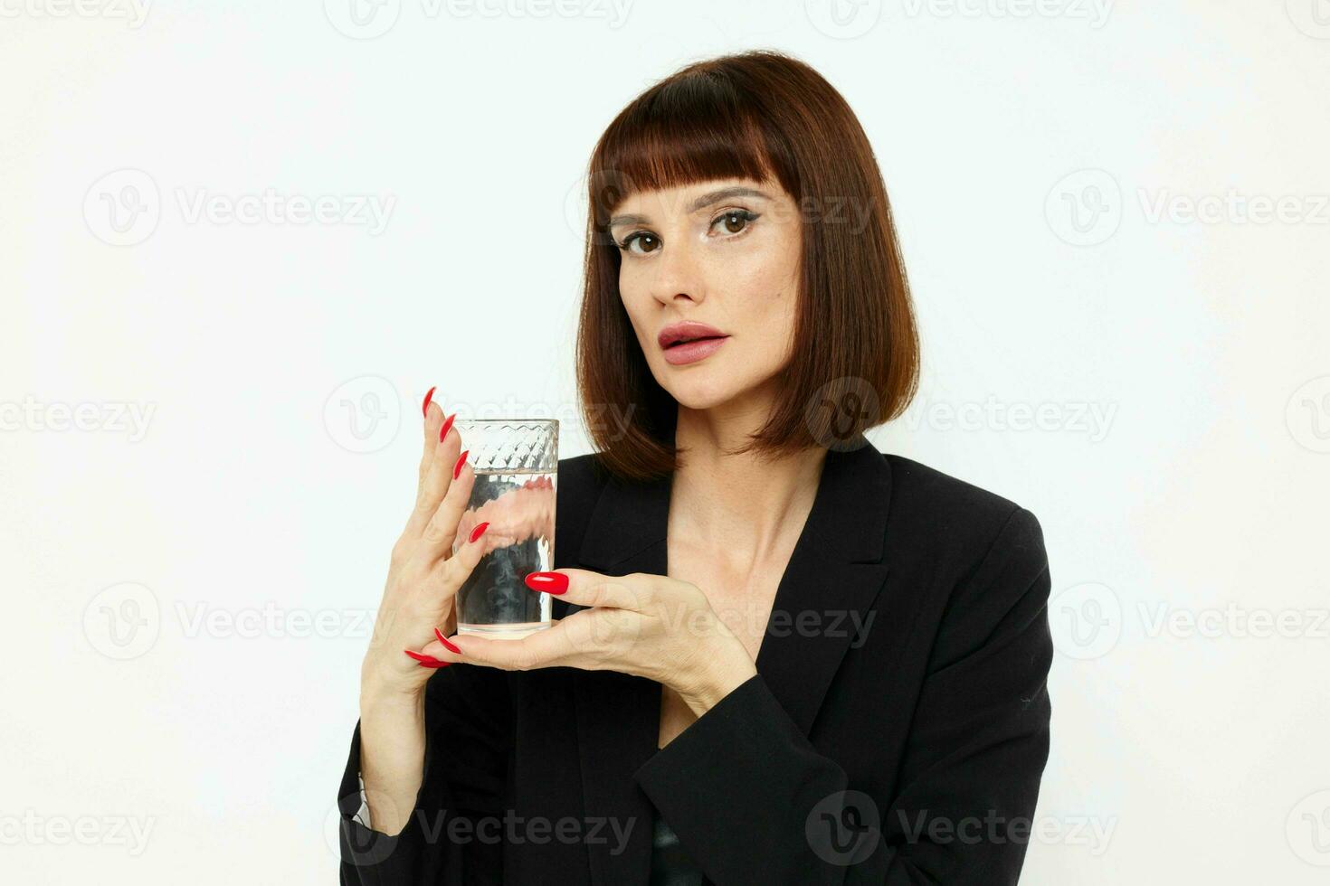 Porträt von ein Frau im ein passen Glas von Wasser posieren Lebensstil unverändert foto