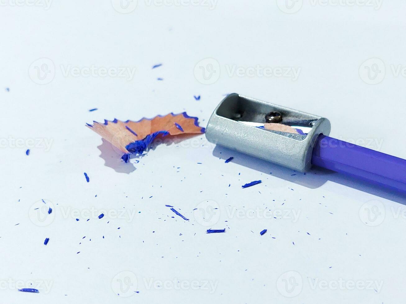 Bleistift mit Schleifspänen auf weißem Hintergrund foto