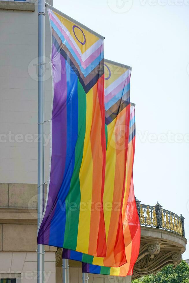 Vertikale Fortschritt Stolz Regenbogen Flagge auf Fahnenstange foto