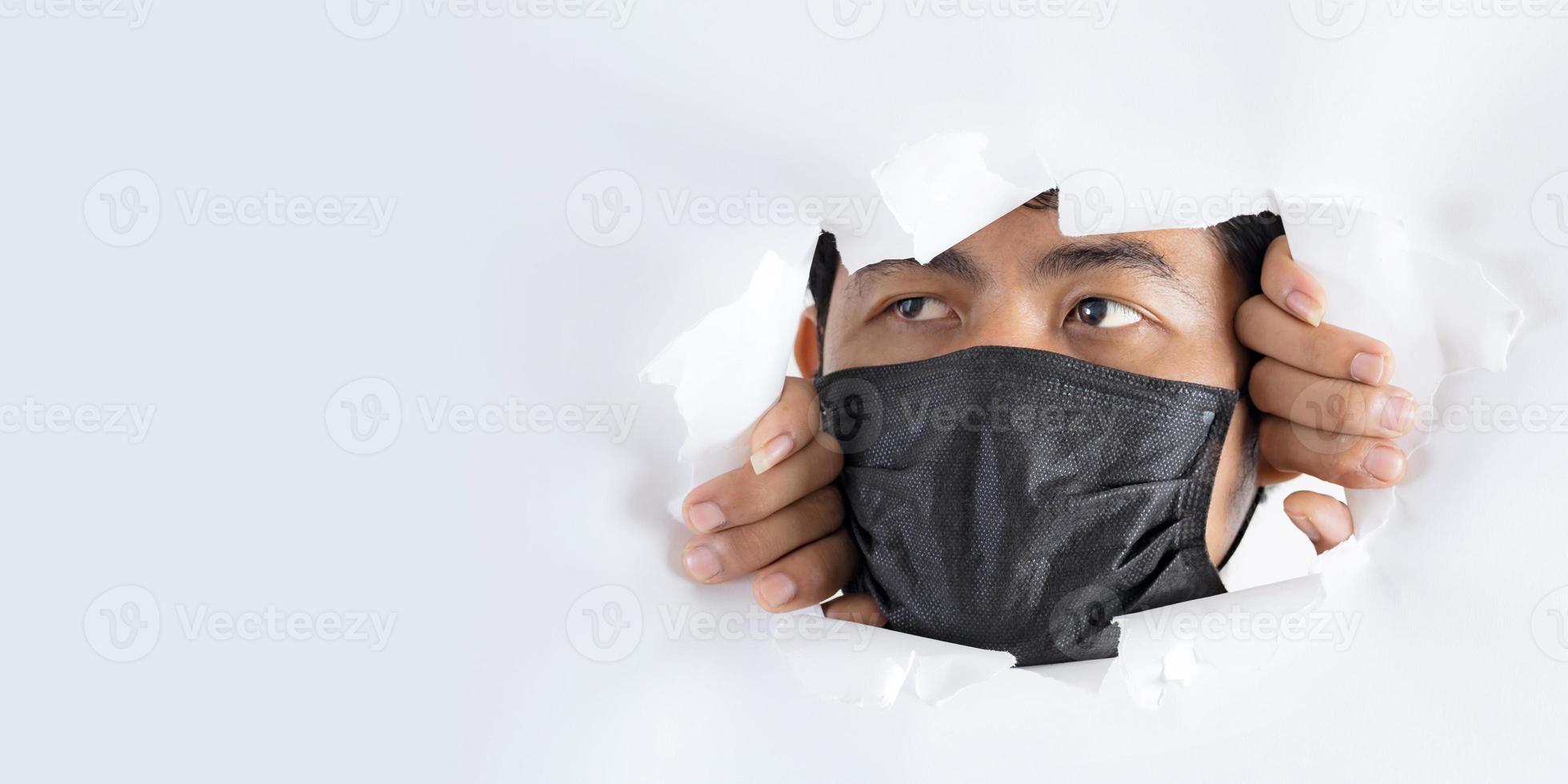 Nahaufnahmeporträt des Mannes, der Schutzgesichtsmaske gegen Coronavirus trägt foto