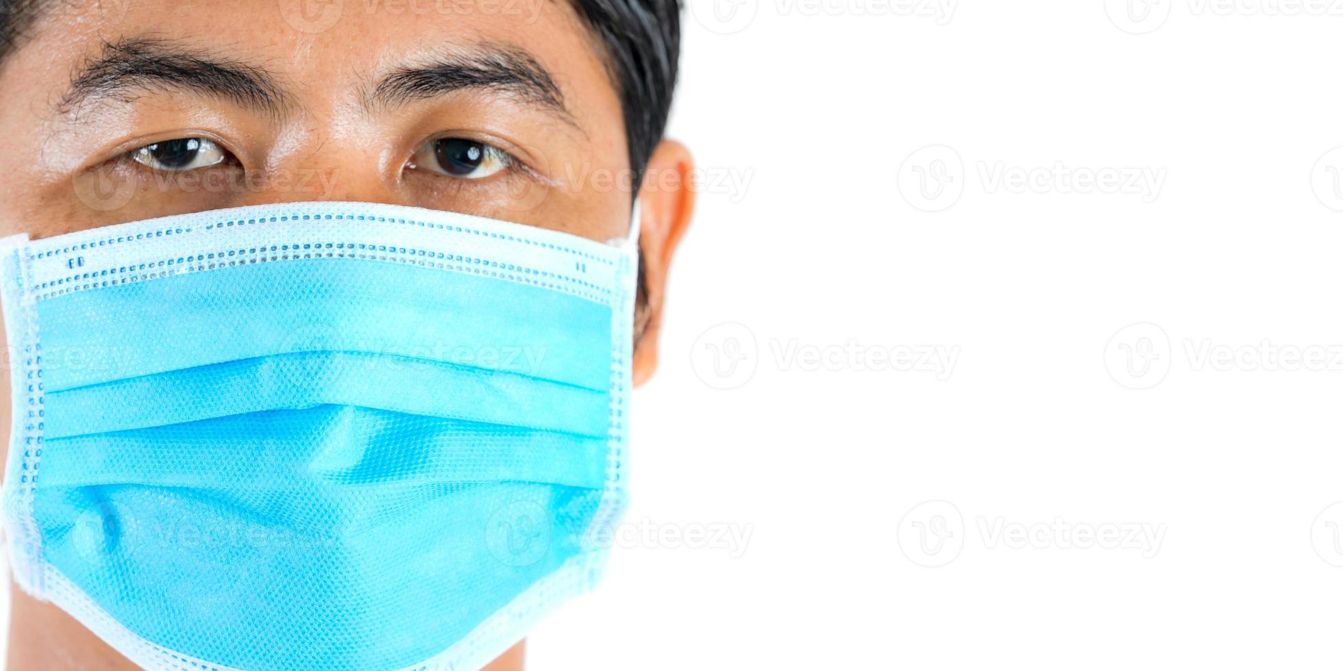 Nahaufnahmeporträt des Mannes, der Schutzgesichtsmaske gegen Coronavirus trägt foto