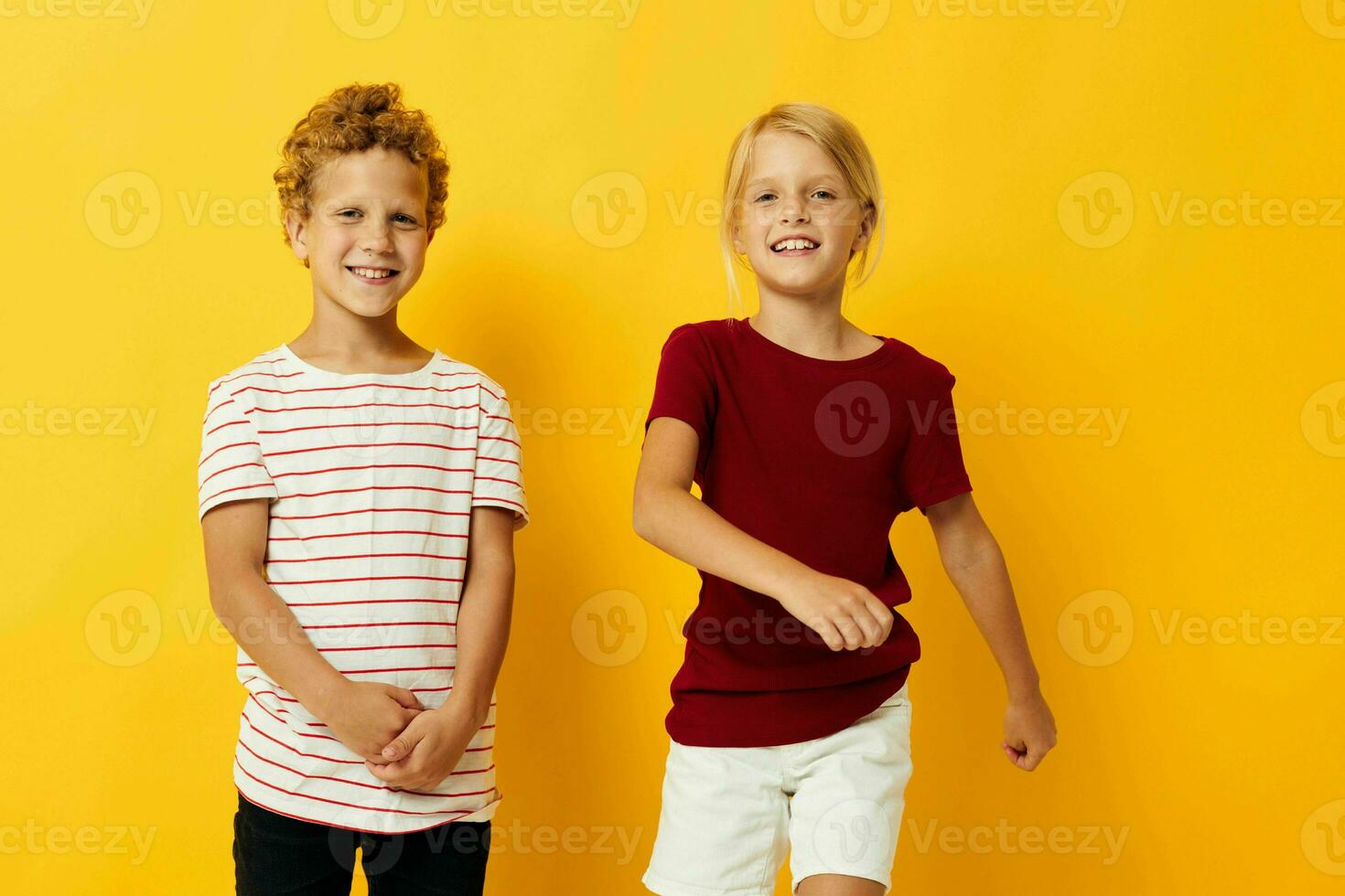 Junge und Mädchen beiläufig tragen Spiele Spaß zusammen Gelb Hintergrund foto