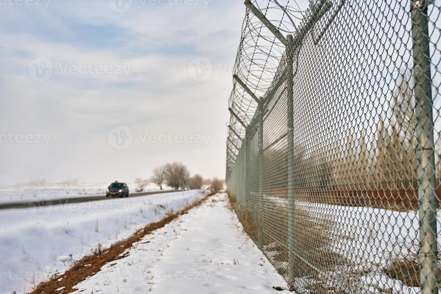 Zaun mit Stacheldraht am Rand des Objekts foto