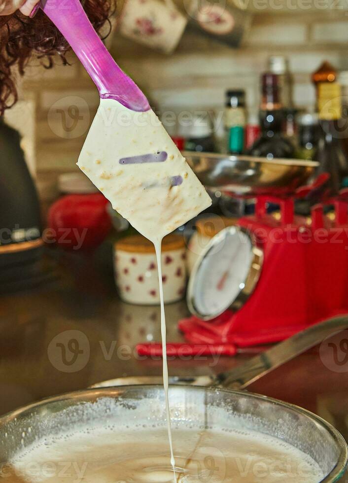 Koch ist kneten das Teig im Kuchen Schüssel foto