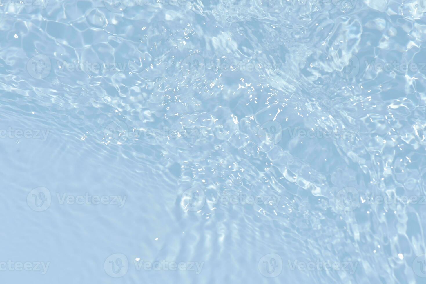 Blau Wasser mit Wellen auf das Oberfläche. defokussieren verschwommen transparent Blau farbig klar Ruhe Wasser Oberfläche Textur mit spritzt und Blasen. Wasser Wellen mit leuchtenden Muster Textur Hintergrund. foto