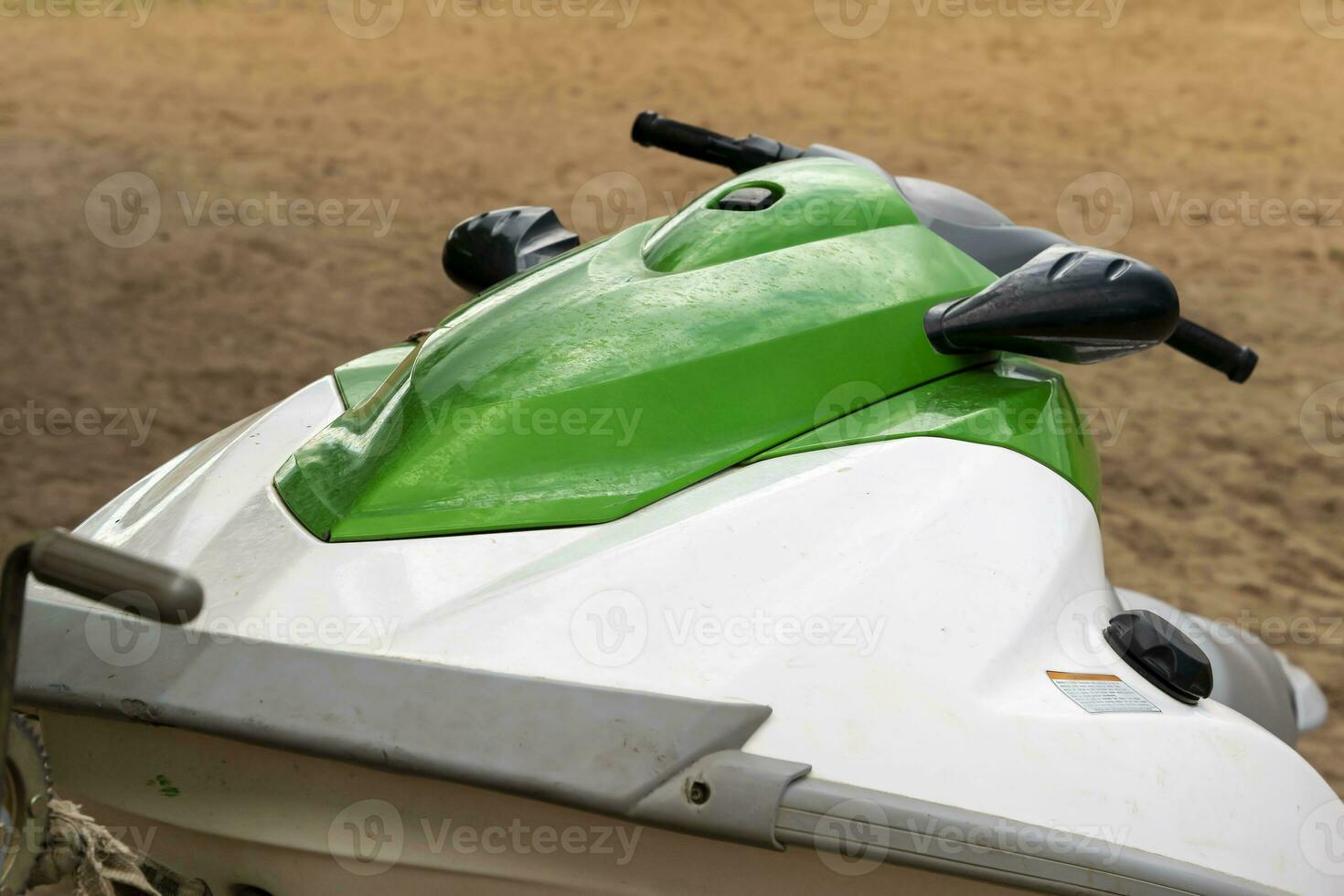 Jet Ski geparkt auf das Strand. aktiv Erholung auf das Wasser foto