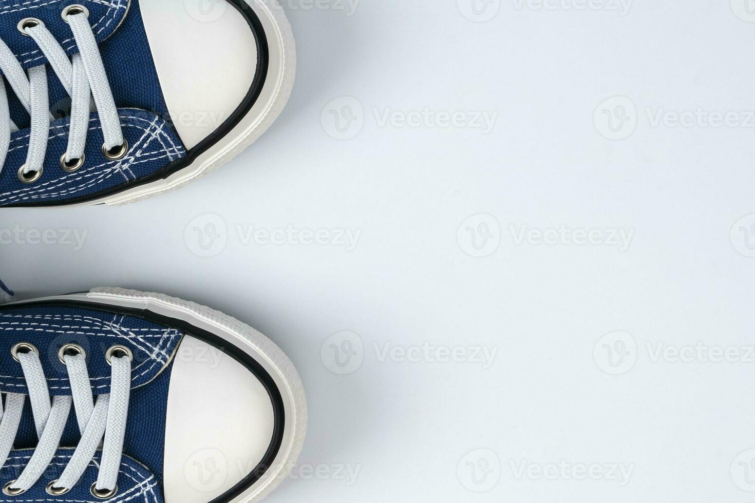 ein Paar von Blau Turnschuhe auf ein Weiß Hintergrund. modisch Jugend Schuhe foto