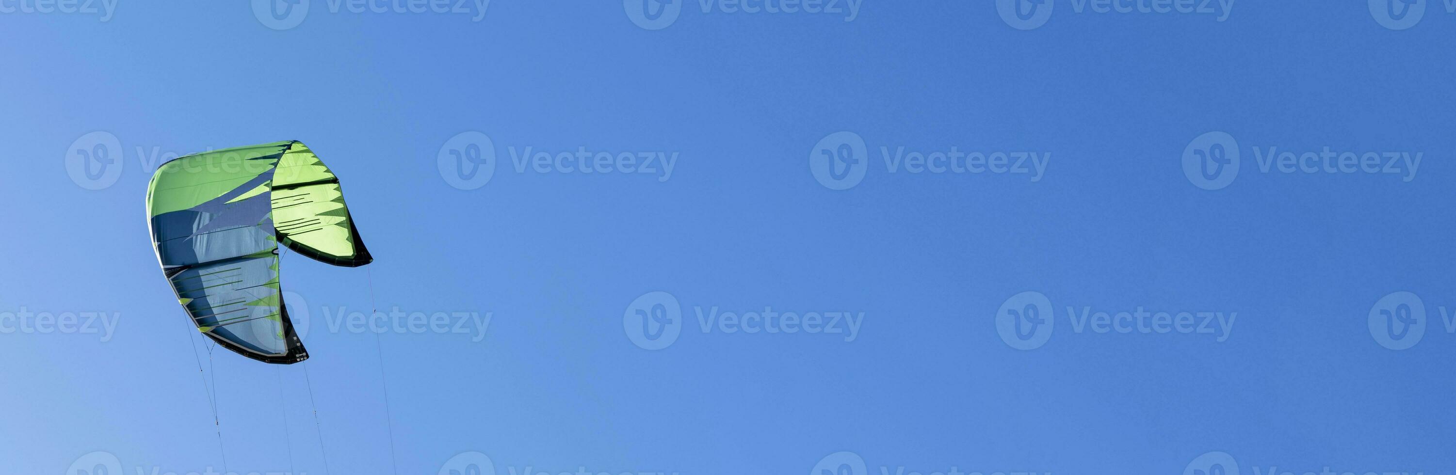 Flügel von Kitesurfen gegen das Blau Himmel . Banner foto