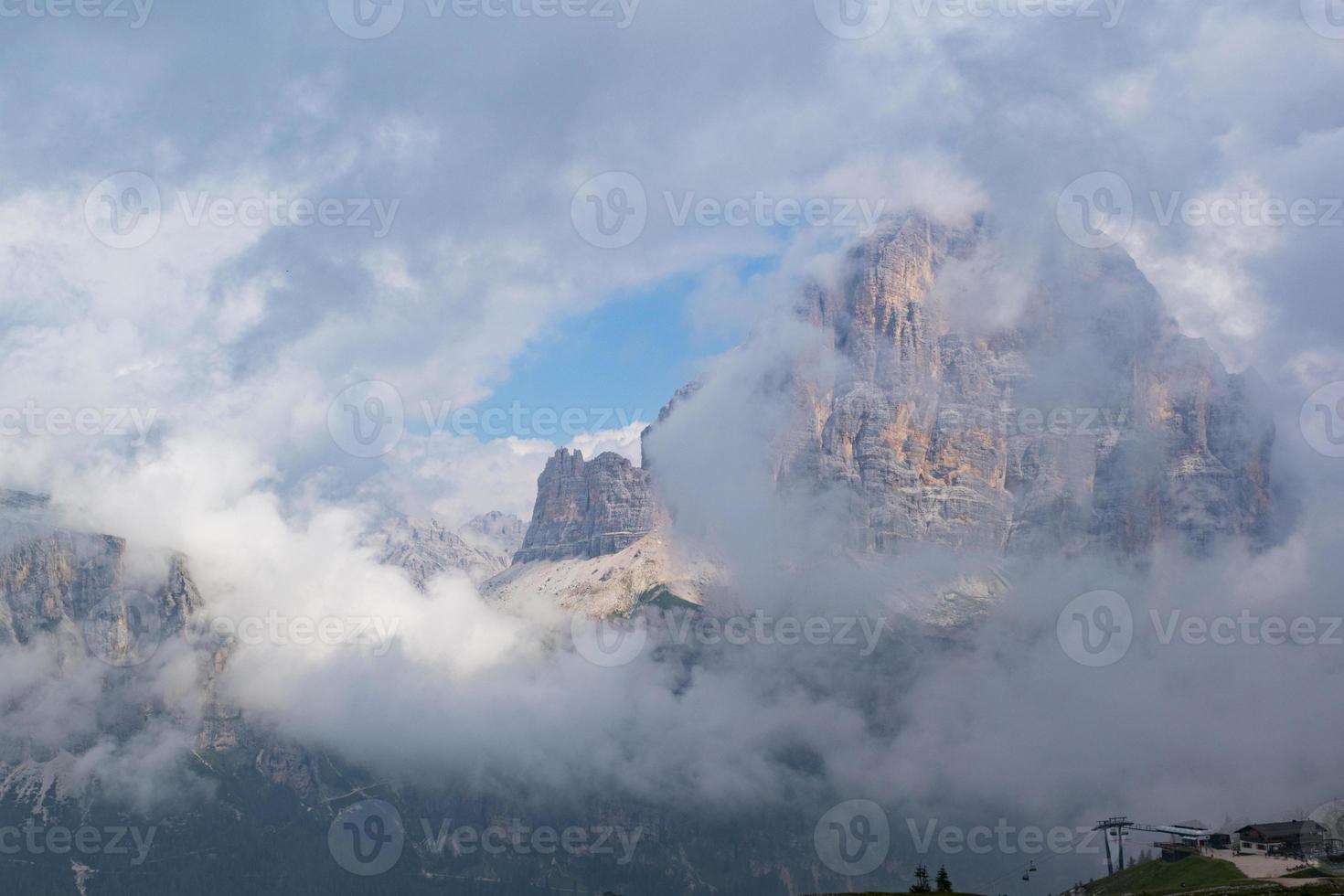 Berge in Wolken umgeben foto