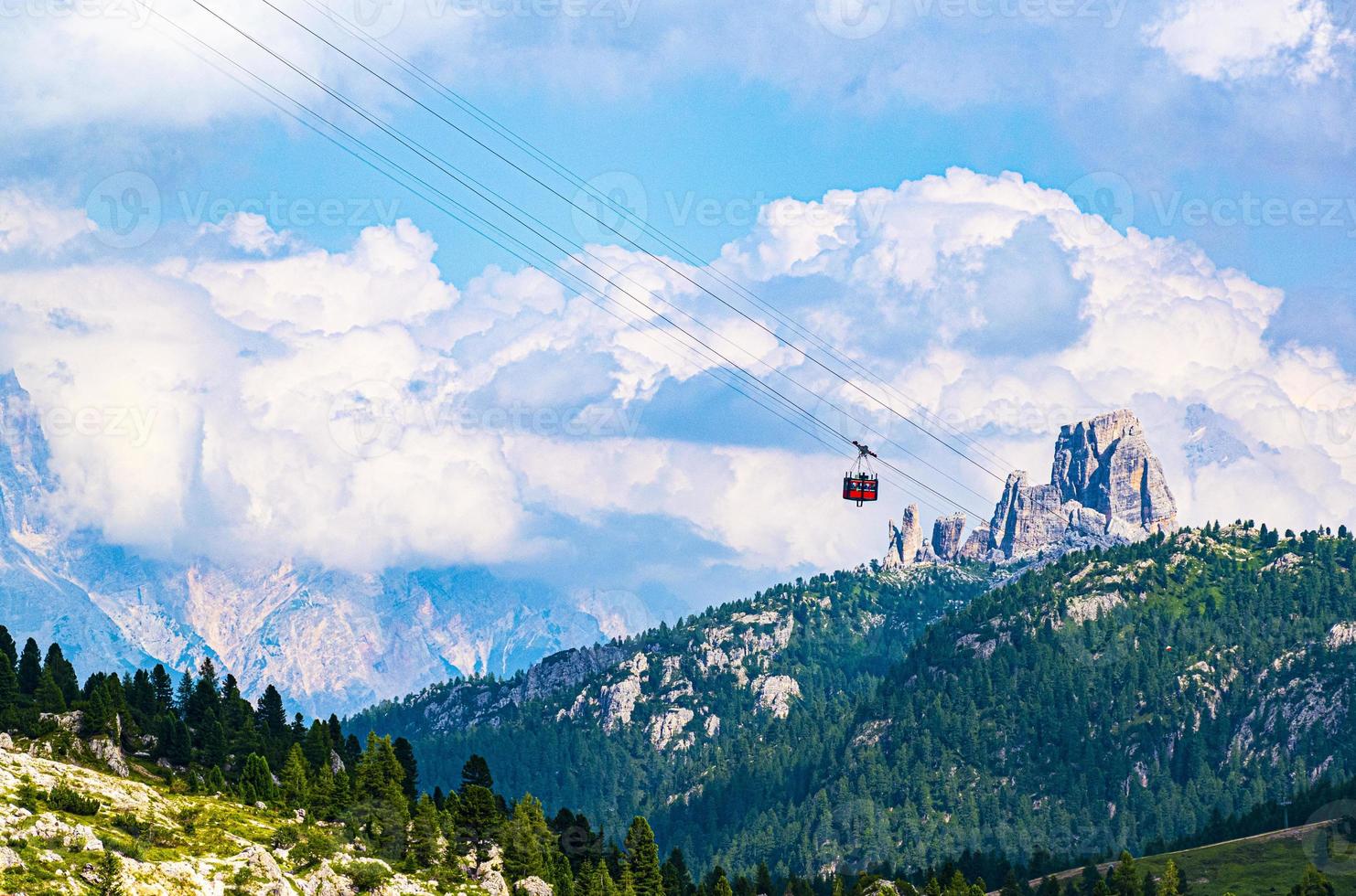 Seilbahn durch die Berge foto