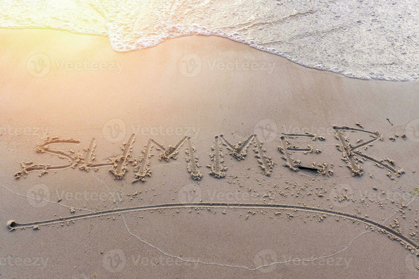 Wort Sommer- auf das Sand auf das Meer sandig Strand im das Sonnenuntergang Licht foto