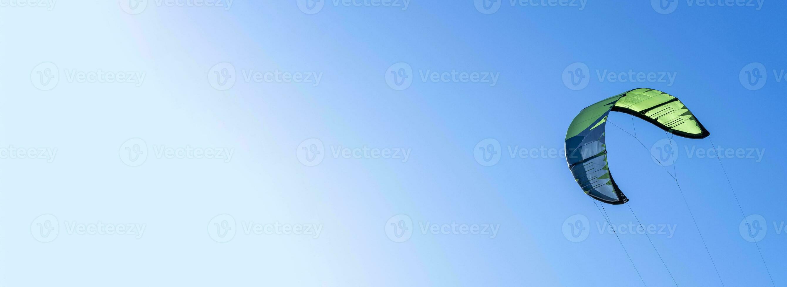 Flügel von Kitesurfen gegen das Blau Himmel . Banner foto