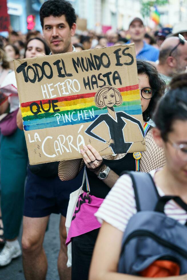 Granada, Spanien. Juni 26, 2023. Vielfalt von Menschen beim lgbtq Stolz Demonstration foto