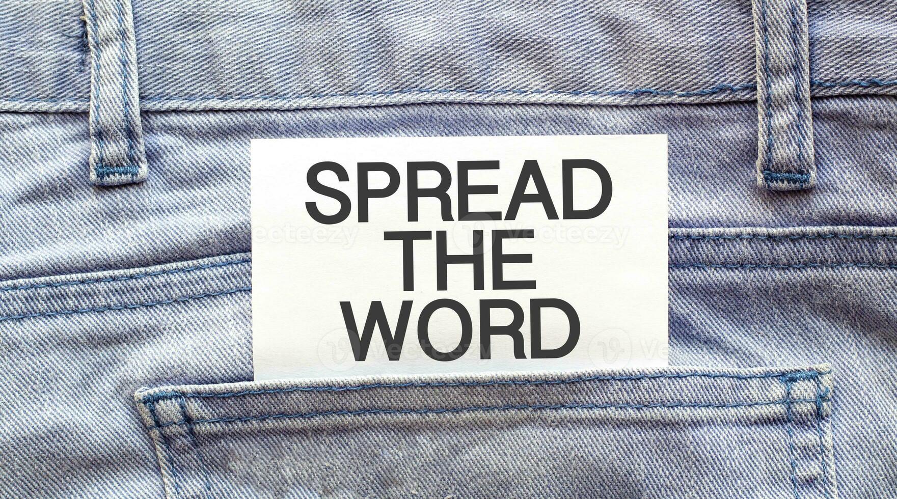 Text Verbreitung das Wort auf ein Weiß Papier stecken aus von Jeans Tasche. Geschäft Konzept foto