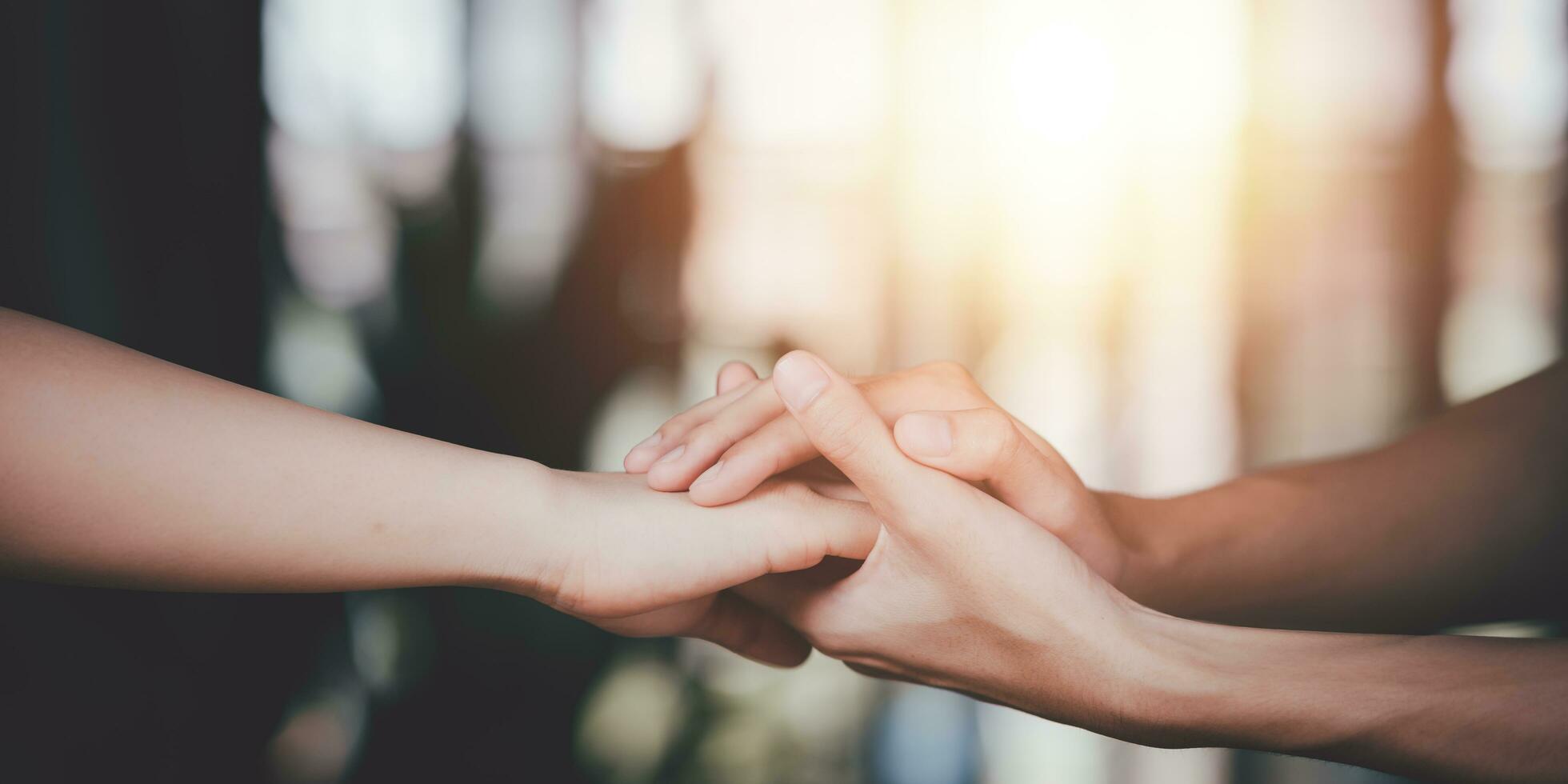 Mann und Ehefrau beitreten Hände zu jubeln ,Beziehung Pflege Konzept ,wohltuend Familie Mitglieder ,gegenseitig Ermutigung ,Zärtlichkeit ,Kompfort und Sympathie ,Portion ,geben hoffen und glauben foto