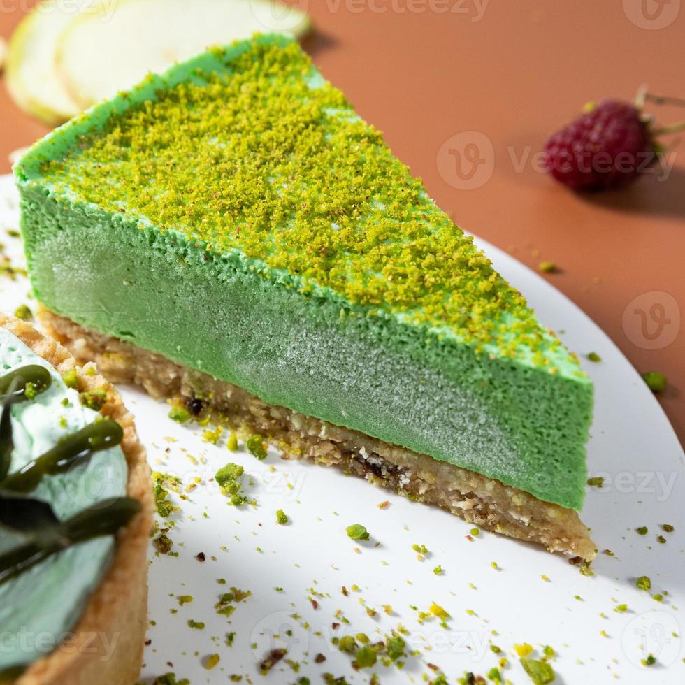 leckere bunte Schokoladenkuchen mit Früchten, Draufsicht foto