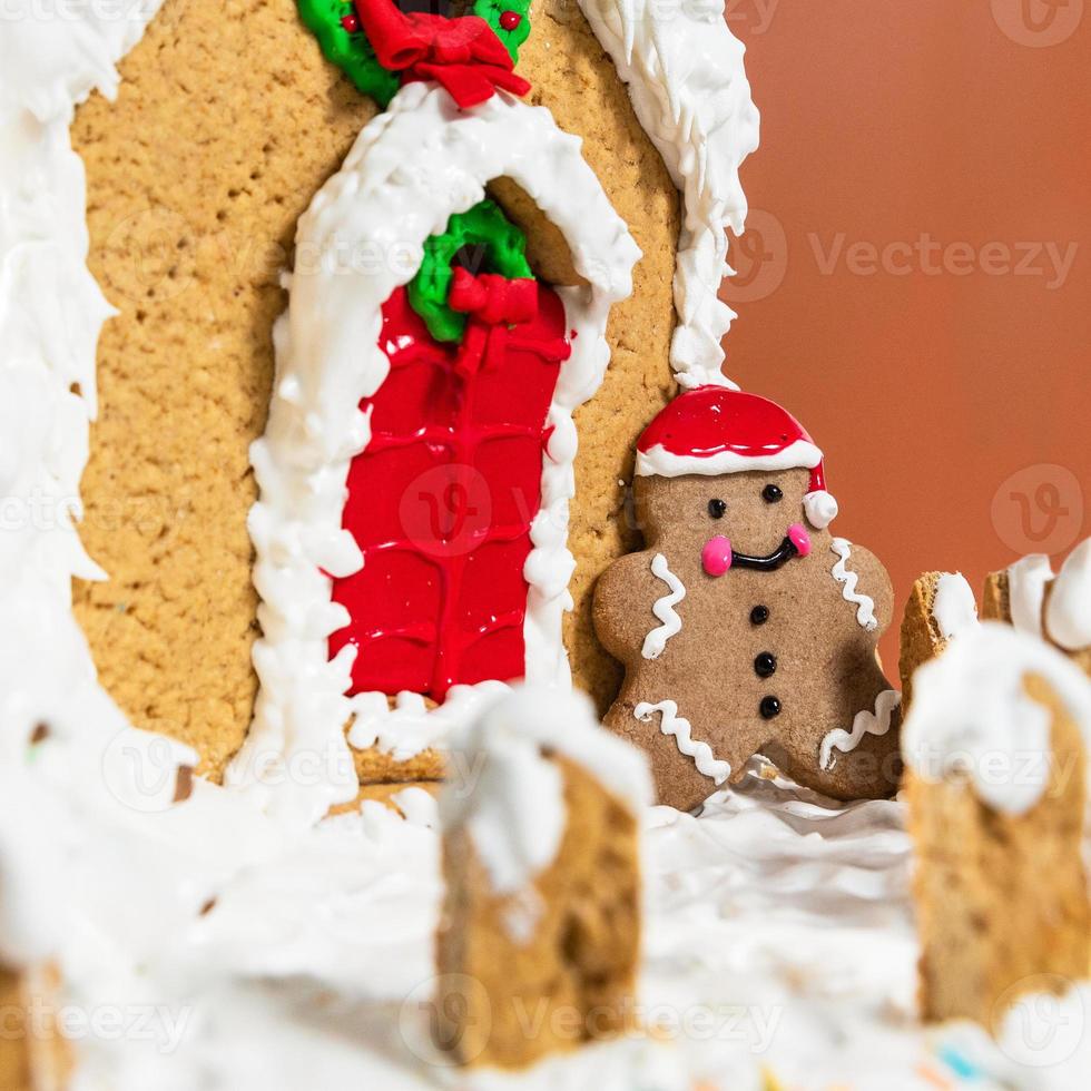 Weihnachten, Neujahrskuchen in Hausform, Pudding auf einem weißen Teller foto