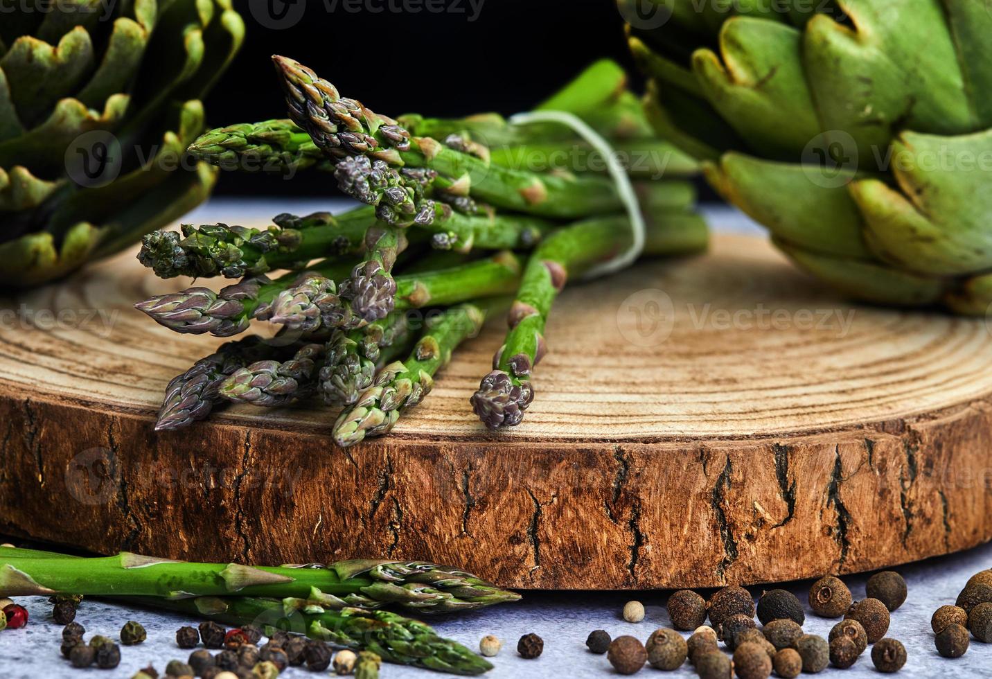 Spargel und Artischocken mit Kräutern foto