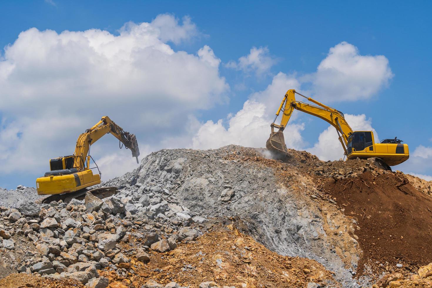 Bagger arbeiten im Freien unter blauem Himmel foto