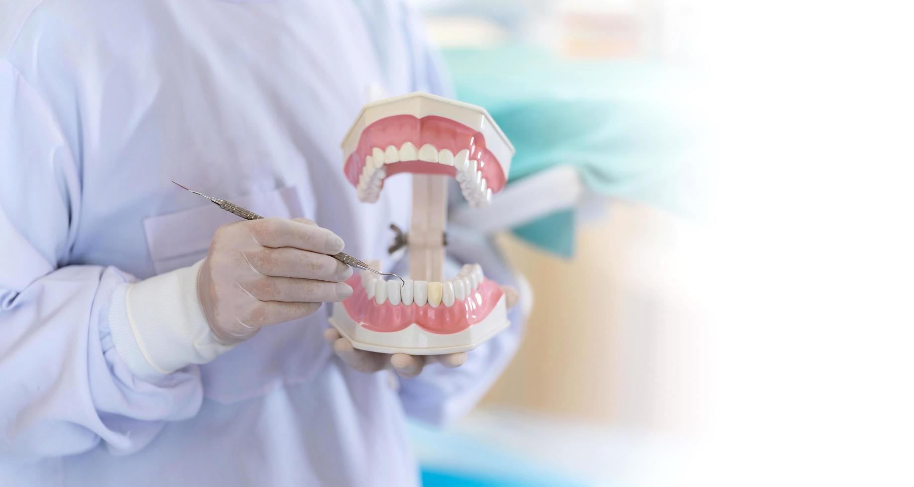 Zahnärztin, die in der Zahnarztpraxis steht foto