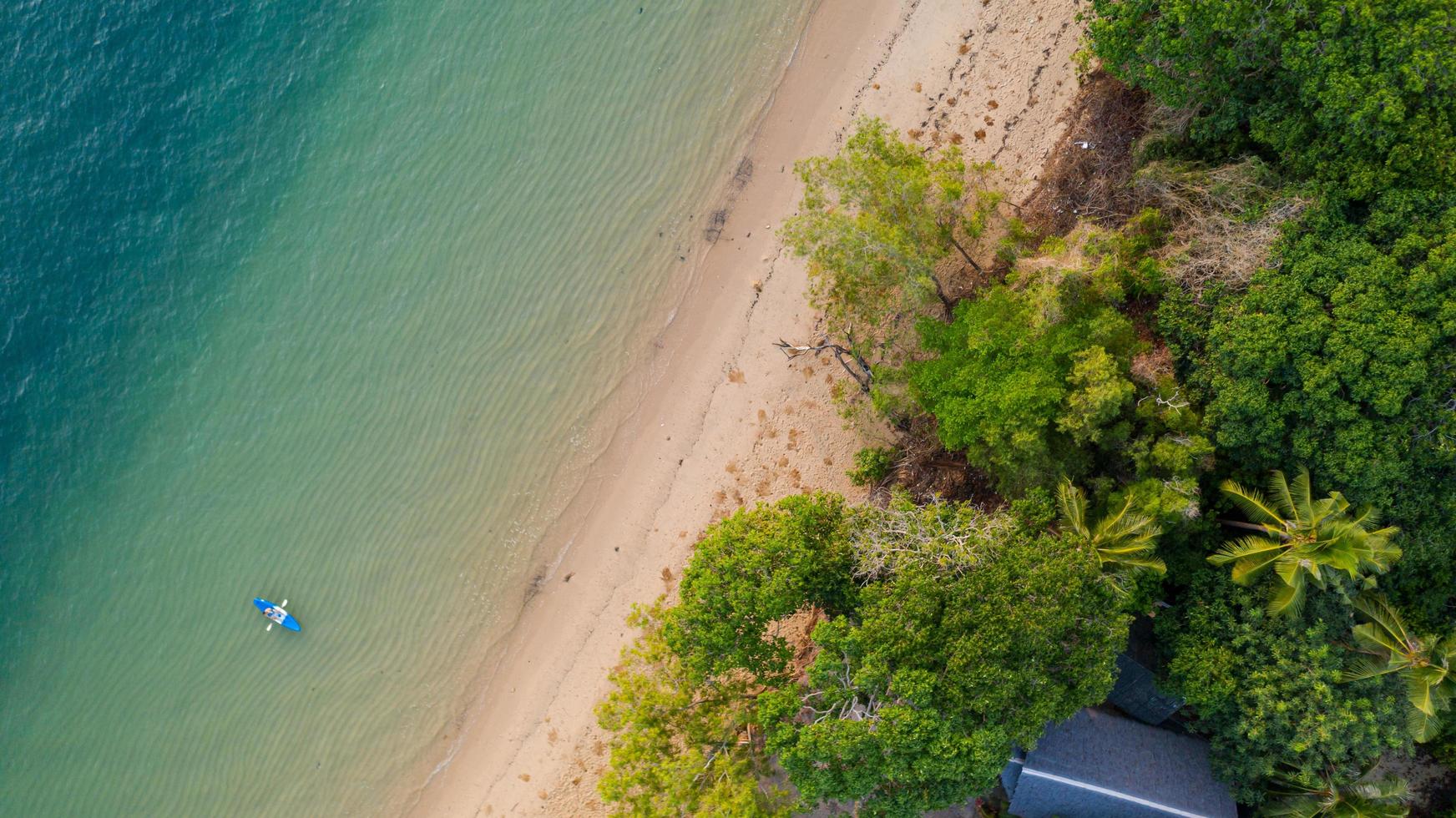 Luftbild Meerblick erstaunliches Thailand-Naturhintergrundwasser und schön heller Strand mit Kajak auf Ozean am sonnigen Tag foto