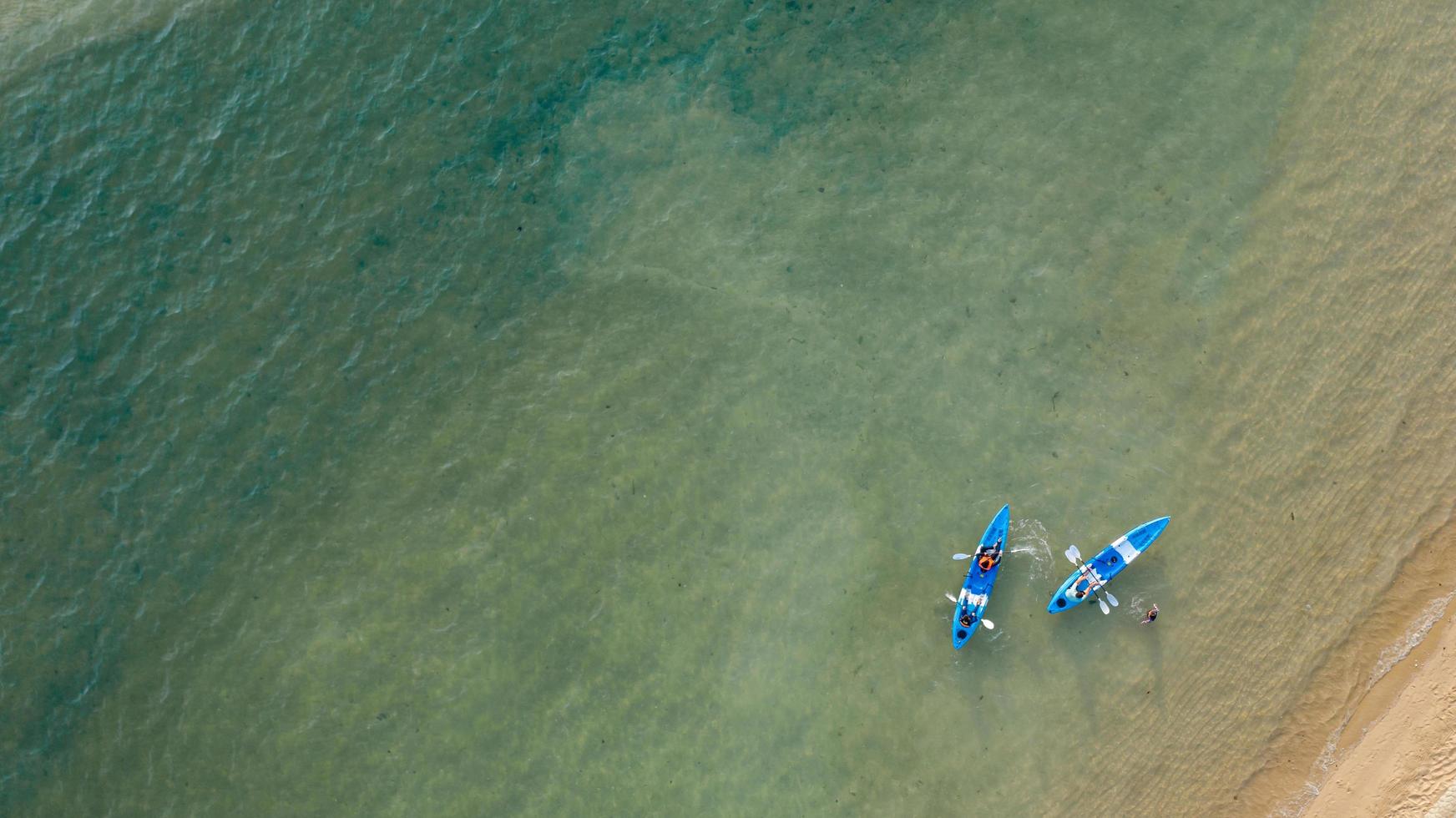 Luftbild Meerblick erstaunliches Thailand-Naturhintergrundwasser und schön heller Strand mit Kajak auf Ozean am sonnigen Tag foto