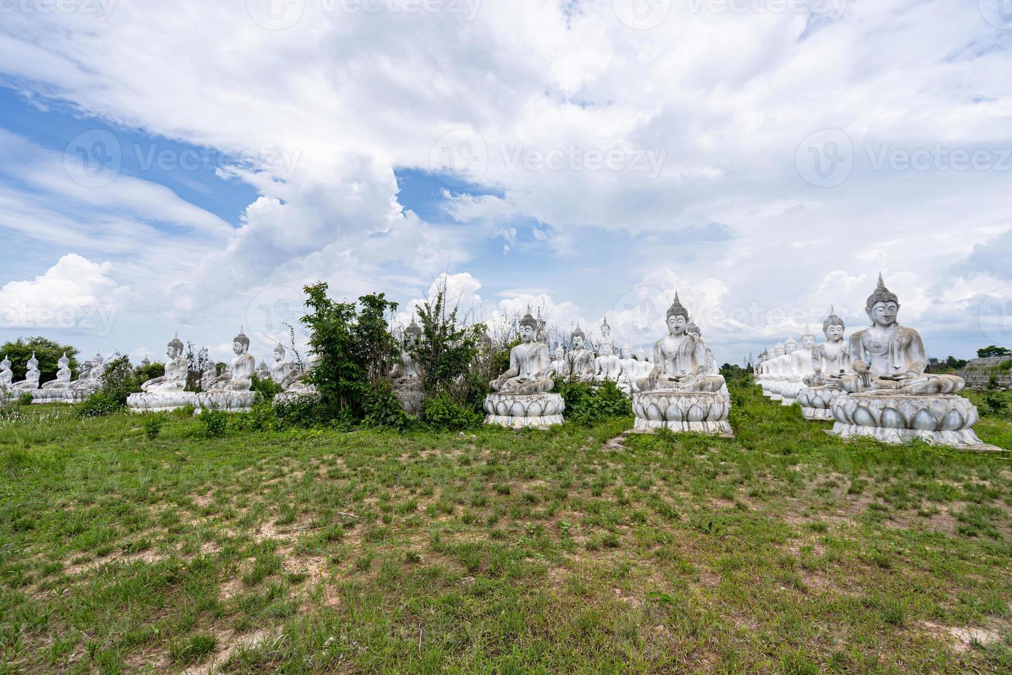 weißer Buddha in Thailand foto