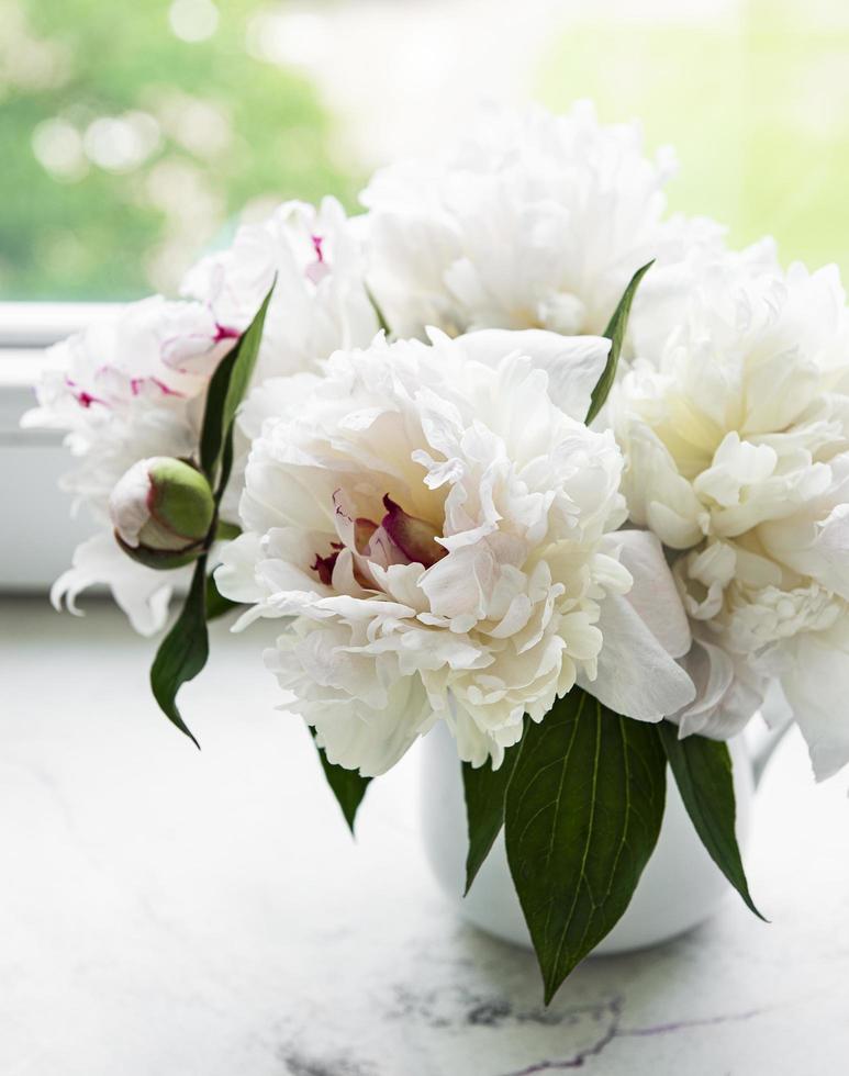 schöner rosa Pfingstrosenstrauß in einer Vase. foto