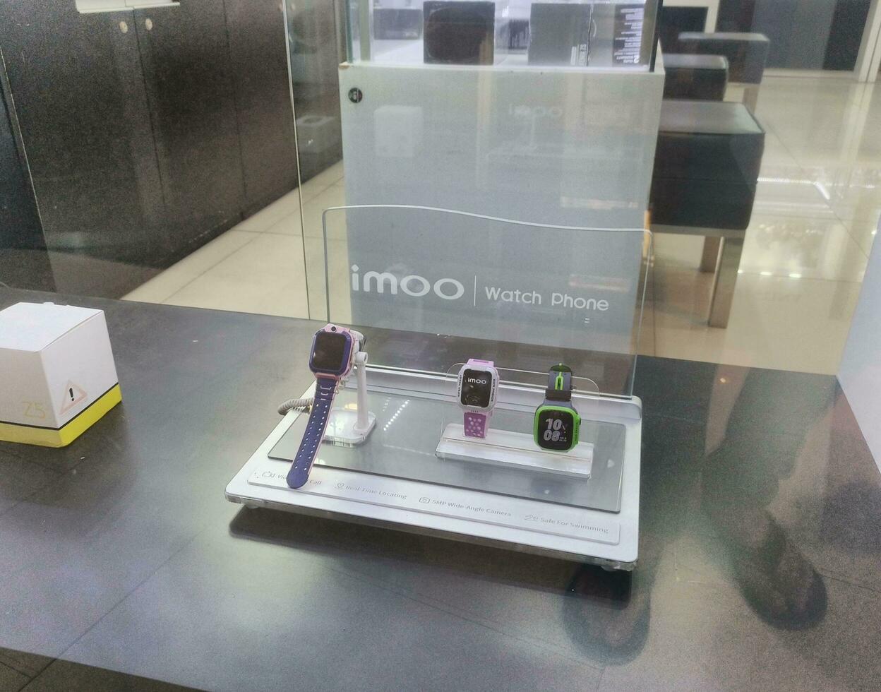 sukoharjo - - kann 29.2023 - - verschiedene Arten von Luxus Uhren sind verkauft im Uhr Geschäfte foto