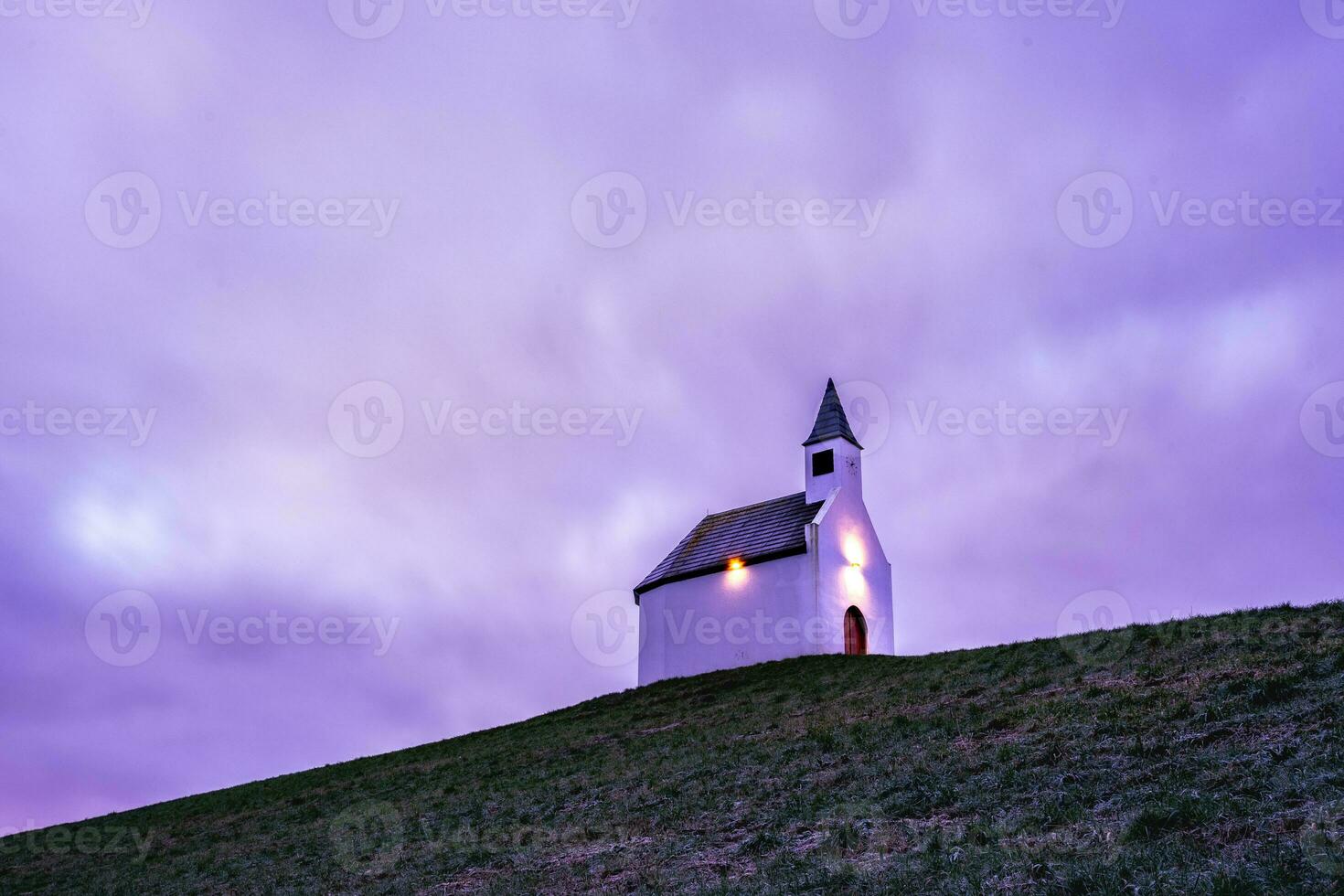 Weiß wenig Kirche auf oben von das hügel, de Warft leidsenveen das Haag das Niederlande foto