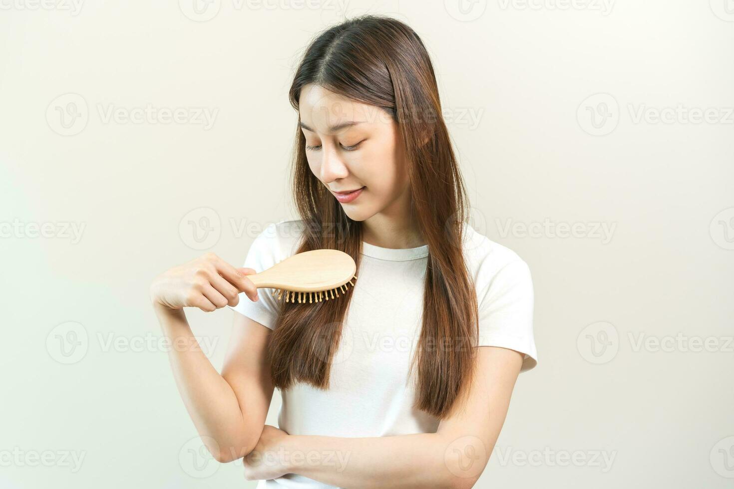 Gesundheit Haar Pflege, Schönheit bilden asiatisch Frau Hand im halten Haarbürste und Bürsten, Kämmen ihr lange Gerade Haar im das Morgen Routine nach Salon Behandlung, Frisur. isoliert auf Weiß Hintergrund foto