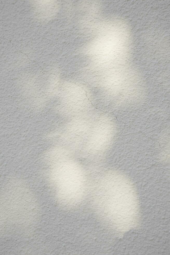 Oberfläche von das Weiß Stein Textur rauh, grau-weiß Ton. verwenden diese zum Hintergrund oder Hintergrund Bild. Dort ist ein leer Raum zum Text Zement Mauer. foto