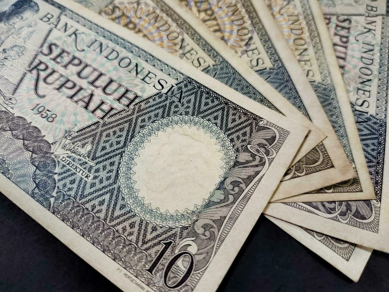 schließen oben Aussicht von alt indonesisch Banknoten RP.10 Rupiah problematisch im 1963. alt Rupiah Währung Konzept isoliert auf ein schwarz Hintergrund. foto