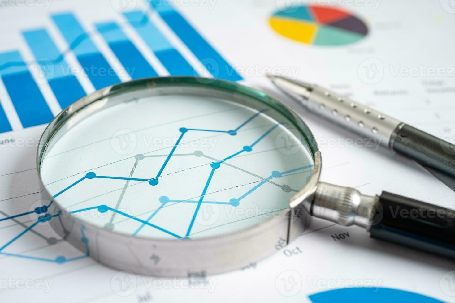 Vergrößerung Glas auf Graph Papier. finanziell Entwicklung, Bankwesen Konto, Statistiken, Investition analytisch Forschung Daten Wirtschaft, Geschäft Konzept. foto