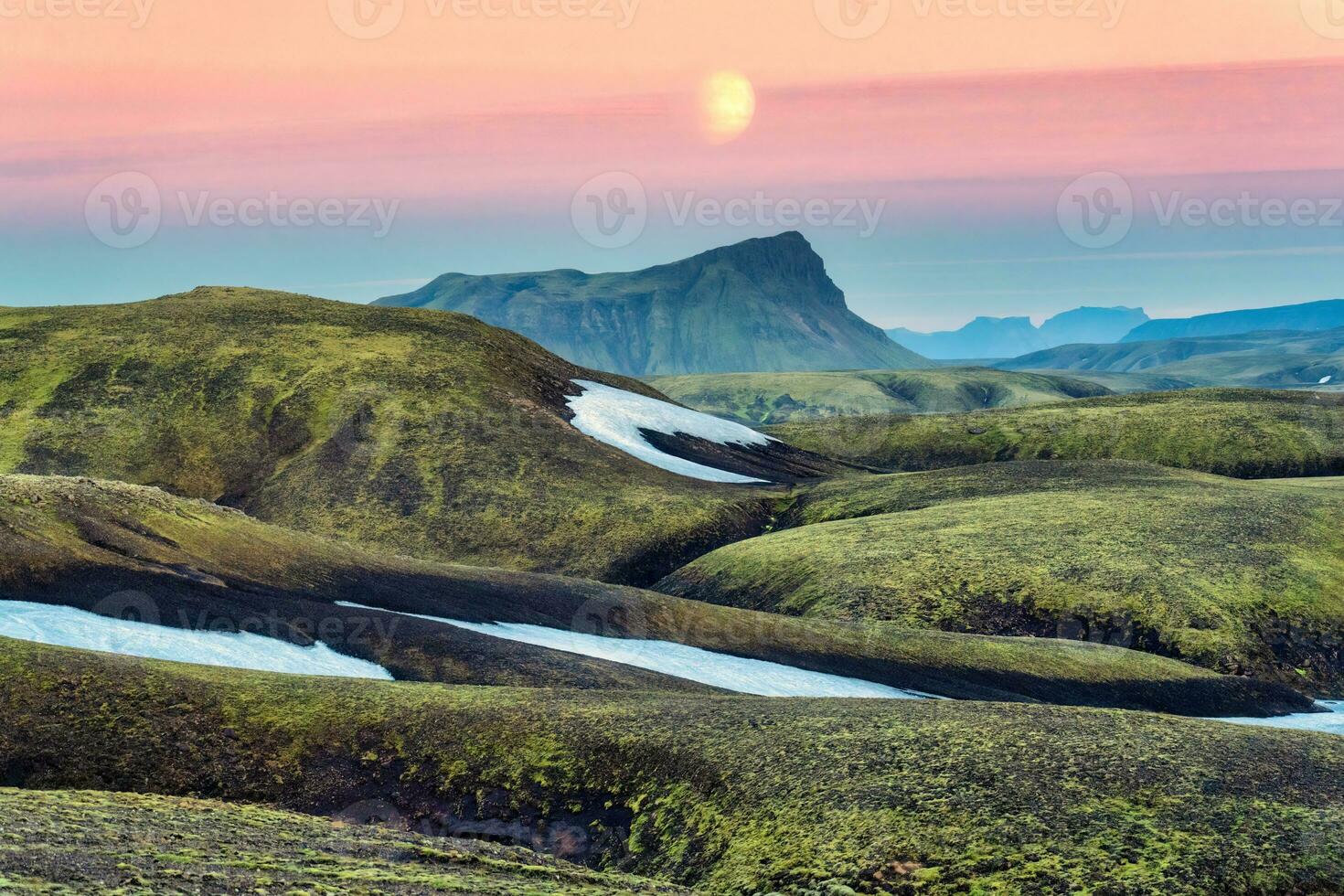 Landschaft von vulkanisch Berg Hügel mit Moos bedeckt und das Mond im Sonnenuntergang Himmel auf isländisch Hochland im Sommer- beim Island foto