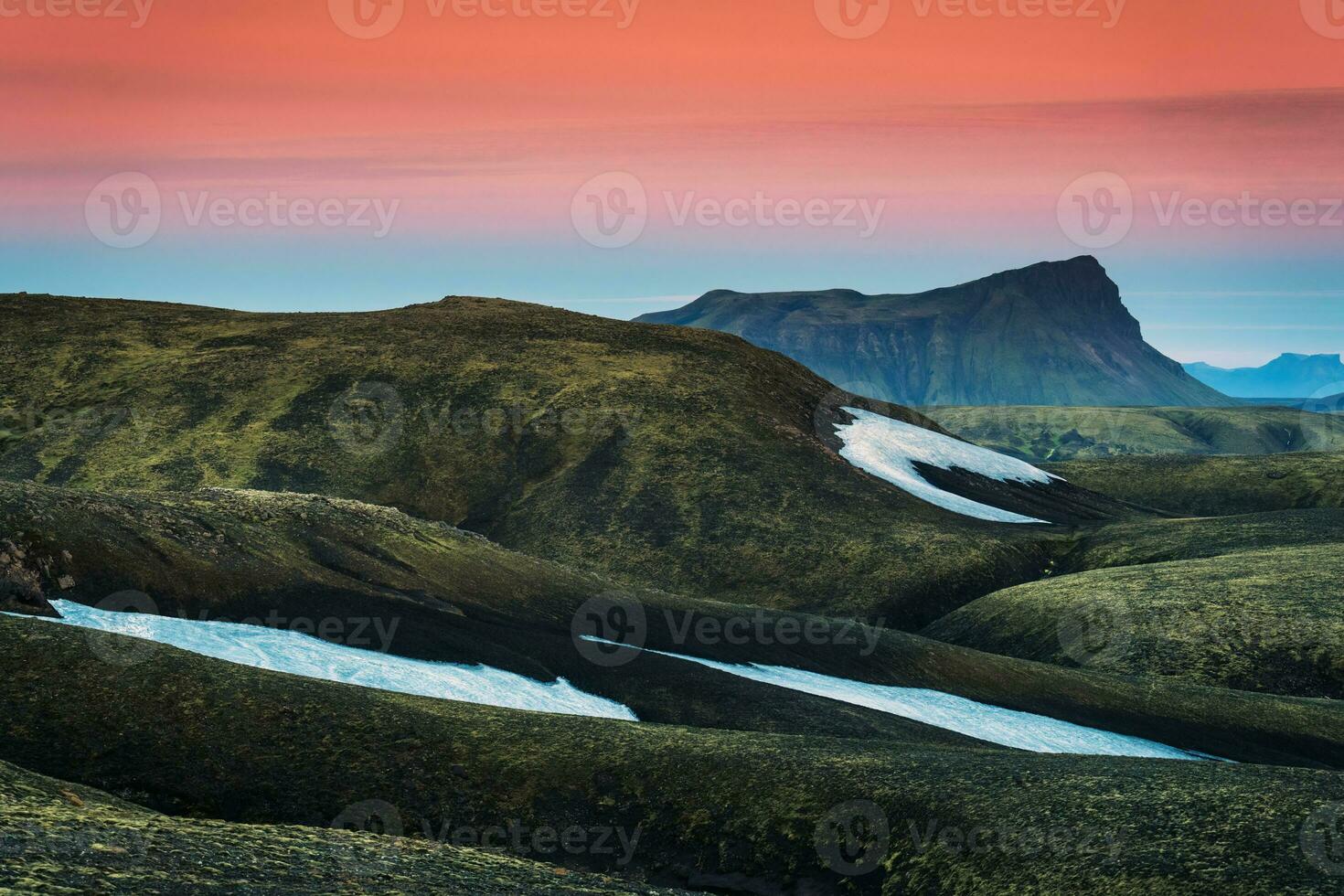 Landschaft von vulkanisch Berg Hügel mit Moos bedeckt im das Sonnenuntergang auf isländisch Hochland im Sommer- beim Island foto