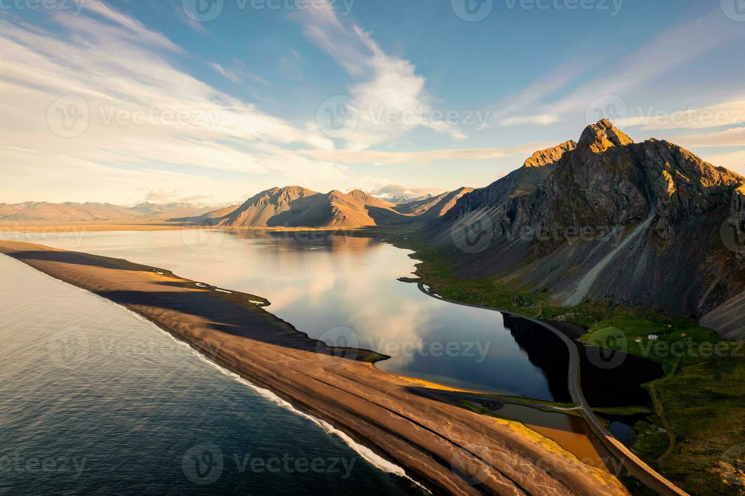 schön Sonnenaufgang Über vulkanisch Berg Angebot im ländlich Szene durch das Ozean von Halbinsel beim Sommer- im Island foto