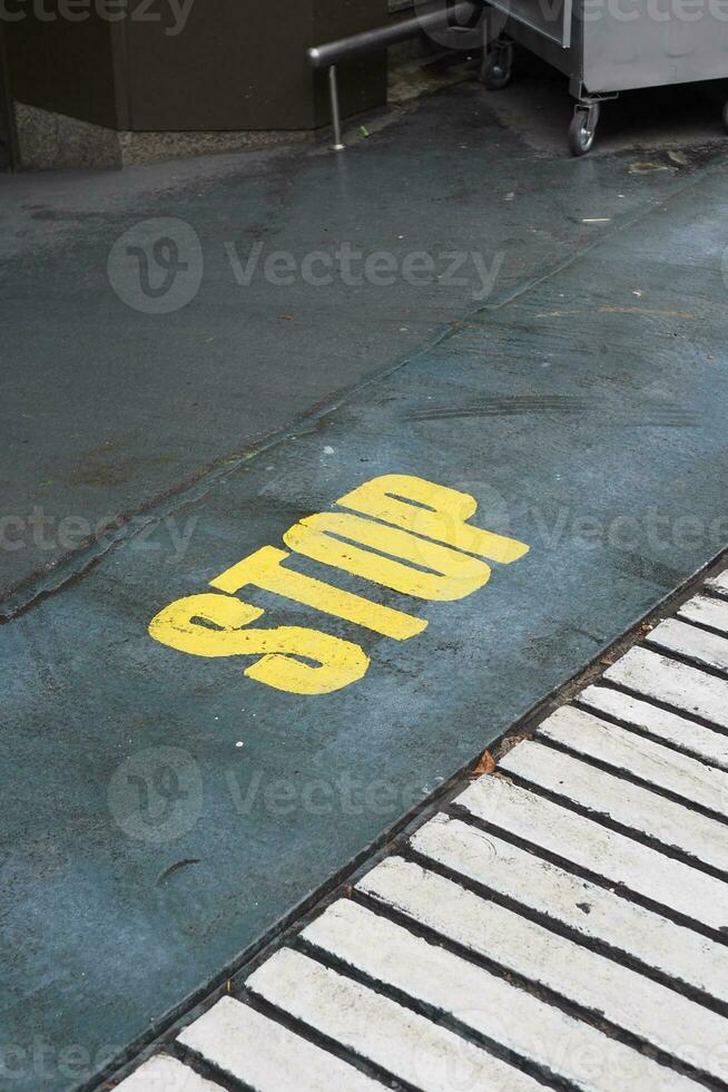 halt Zeichen Logo auf ein leeren Straße foto