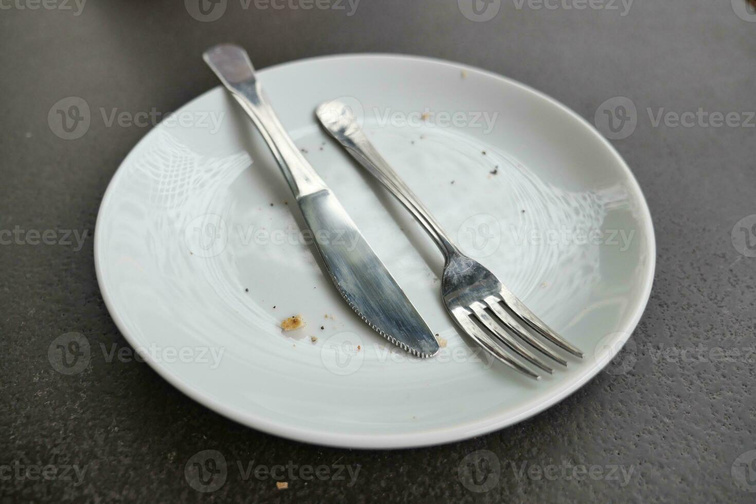 leerer Teller nach dem Essen auf dem Tisch foto