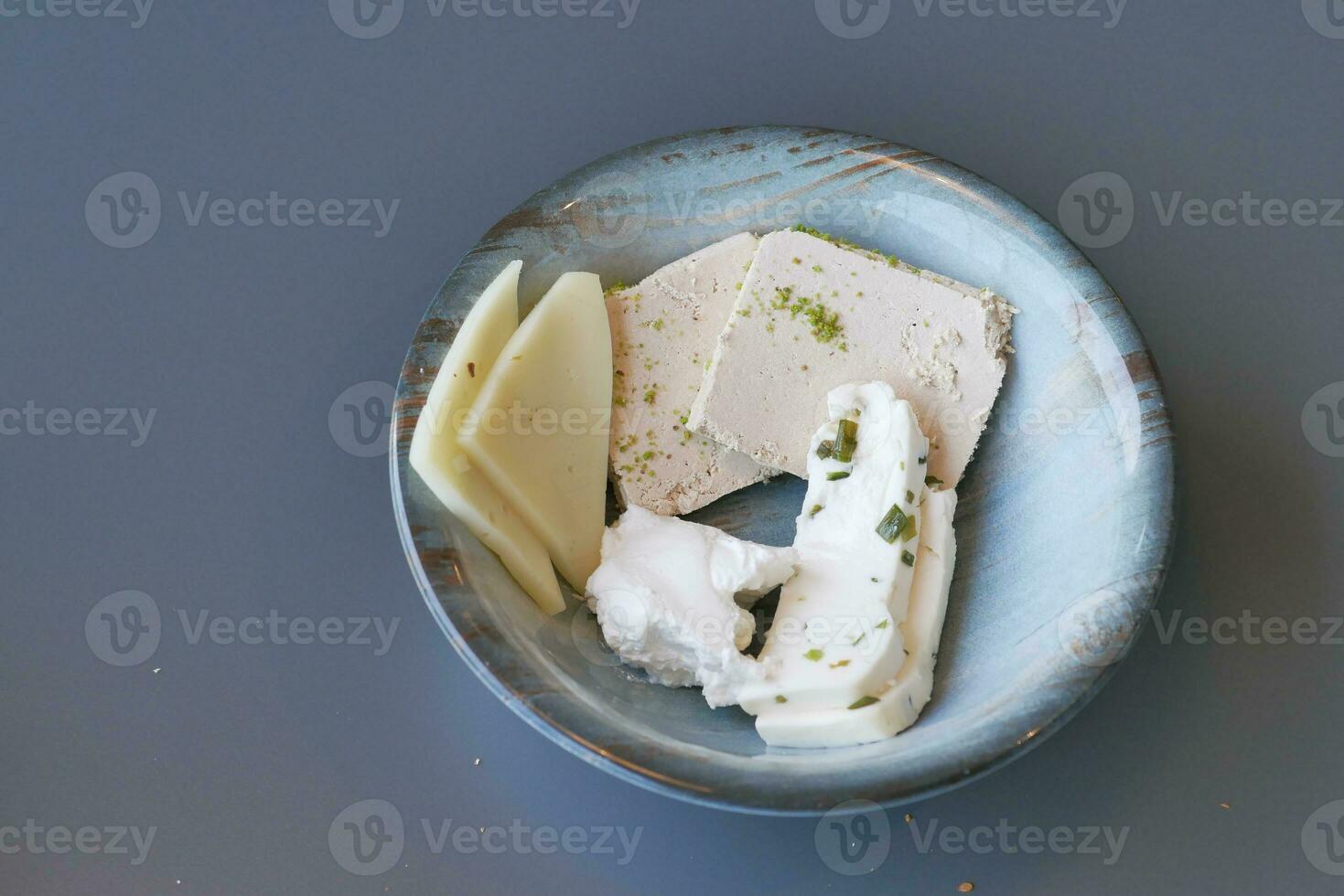 Sammlung von Käse in einer Schüssel auf dem Tisch foto