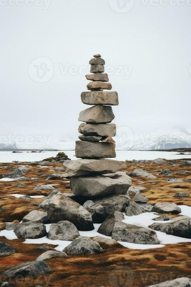 ein minimalistisch inukshuk gemacht von gestapelt Steine zeigen das Weg über das Alaska Tundra. ai generativ foto