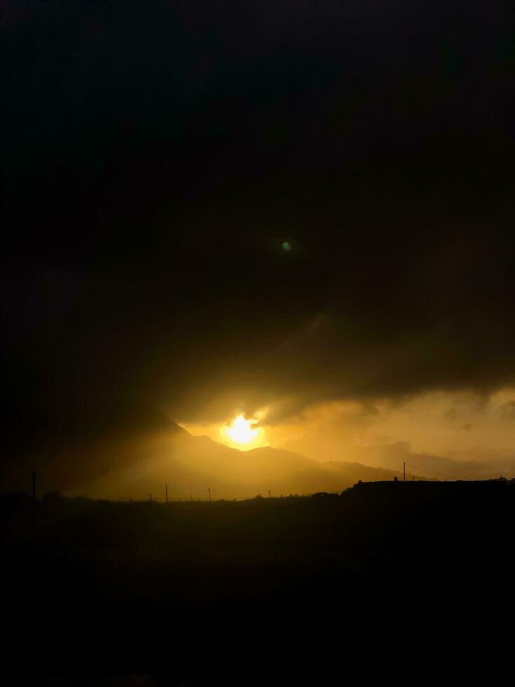 neblig Mondlicht im ein majestätisch Szene foto