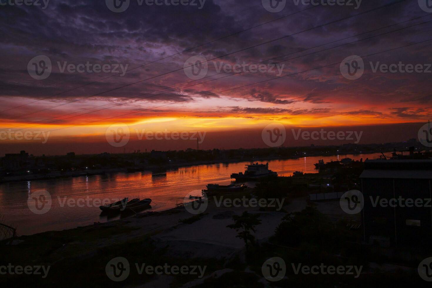 Sonnenuntergang auf das Shitalakshya Fluss im Bangladesch. das Shitalakshya Fluss ist ein Fluss im Süd Asien foto