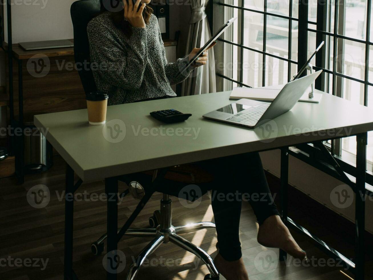 kreativ asiatisch jung Frau Arbeiten auf Laptop im ihr Studio foto