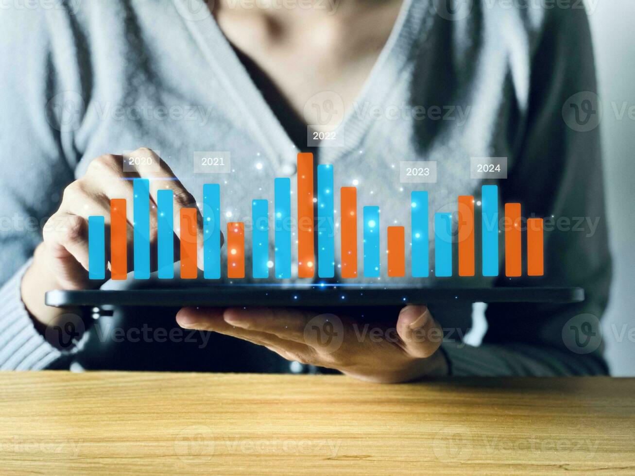 Geschäftsmann halten Tablette mit realistisch technisch Diagramme und Händler Lager Markt Analyse Konzept. foto