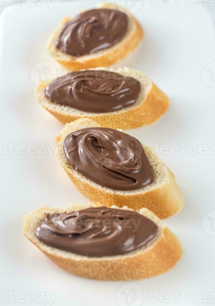 Baguettescheiben mit Schokoladencreme foto