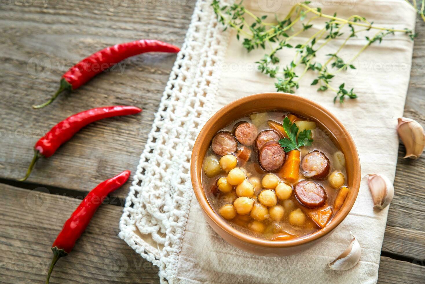 Suppe mit Kichererbsen und geräucherter Wurst foto