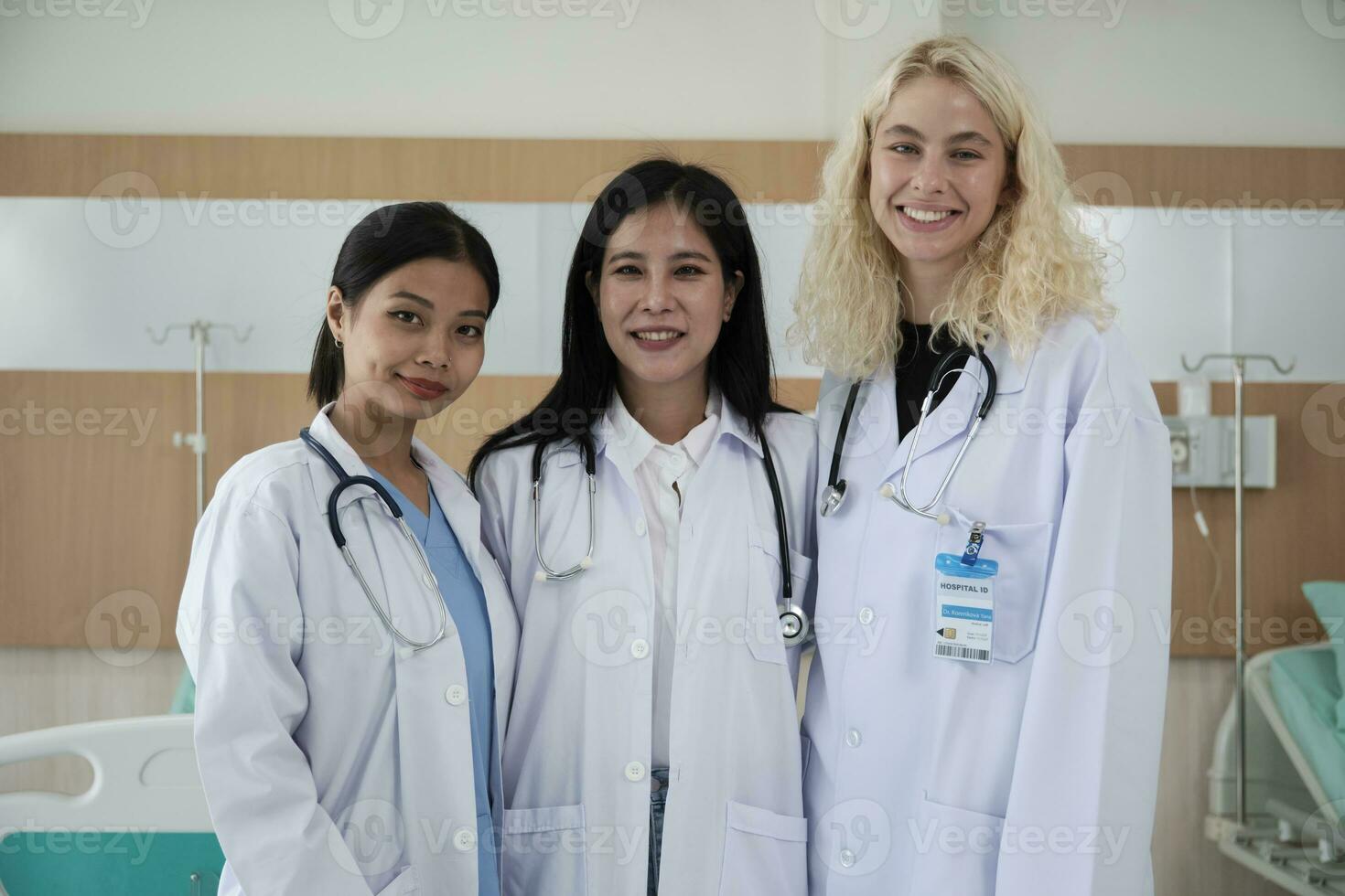 Fachmann medizinisch Mitarbeiter Team, drei Weiß uniformiert weiblich Ärzte suchen beim Kamera, heiter und lächelnd, glücklich physisch Arbeit Besetzung im Krankenhaus Klinik. foto