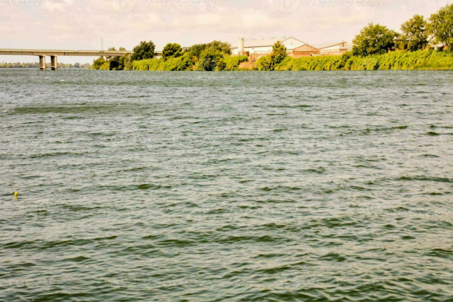 malerischen Blick auf den Fluss foto