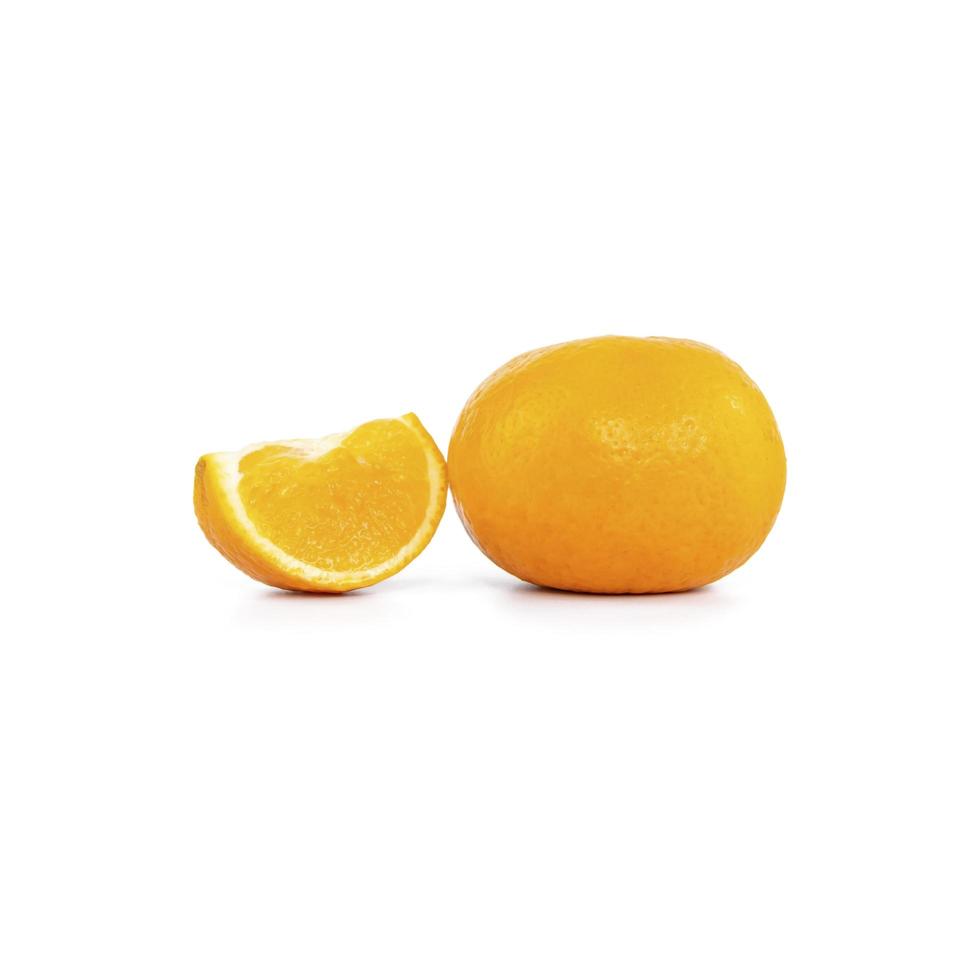 eine Mandarine oder Orange und eine geschnittene Orange auf weißem Hintergrund foto